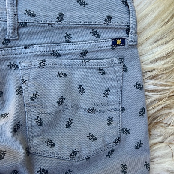 Lucky Brand NWOT “Charlie Super Skinny” skull and crossbones raw hem jeans SZ 26 - Picture 2 of 9
